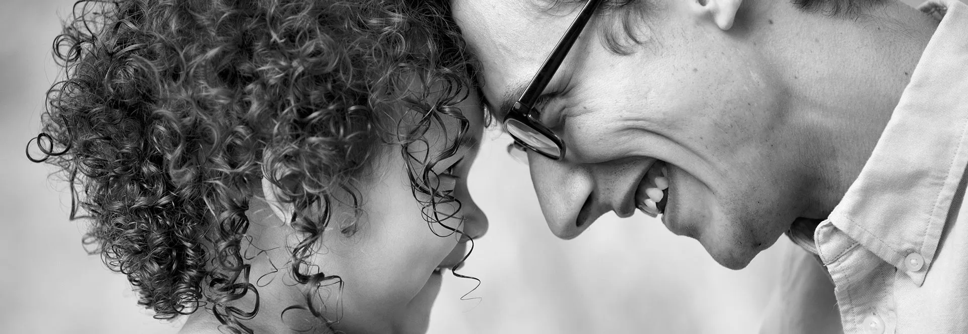 Padre e hija sonriendo frente a frente