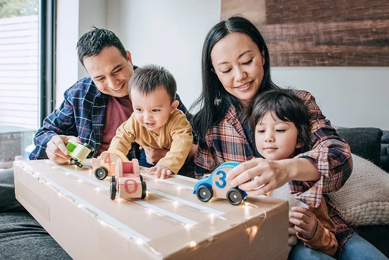 Familia jugando junta en la sala de su casa