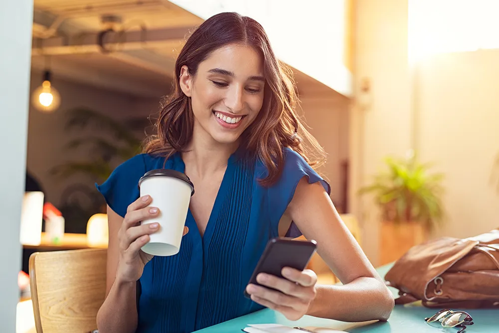Persona usando la app móvil de banca en su celular