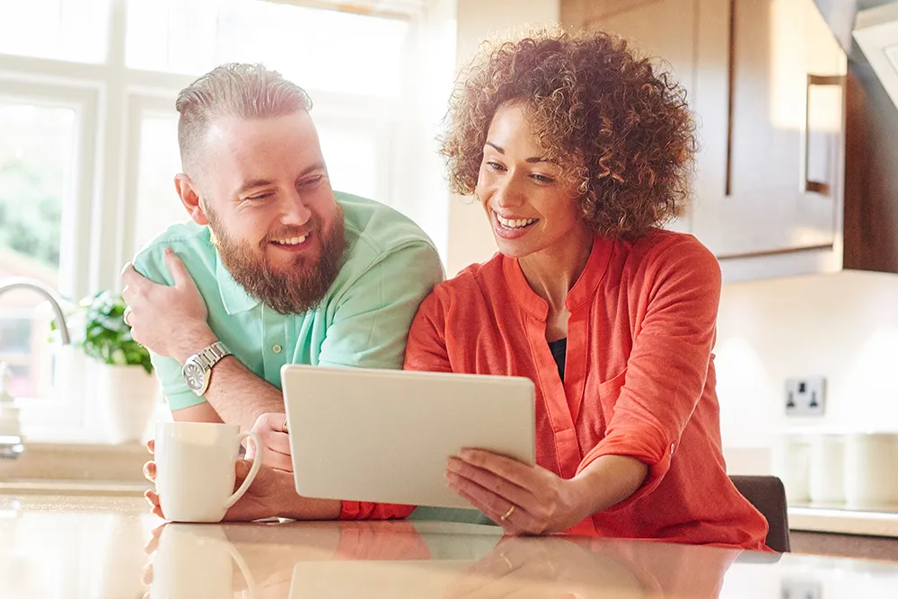 Pareja revisando su banca en línea en una tablet
