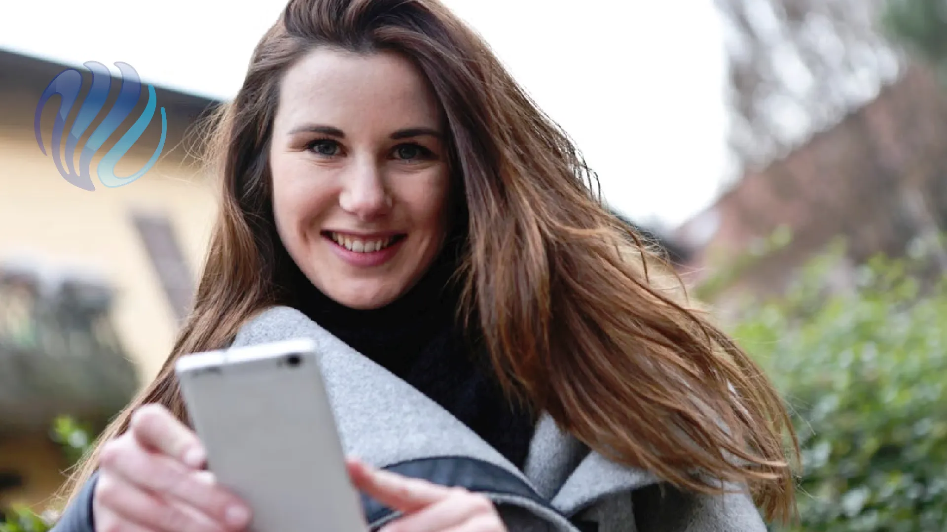 Mujer usando su teléfono móvil