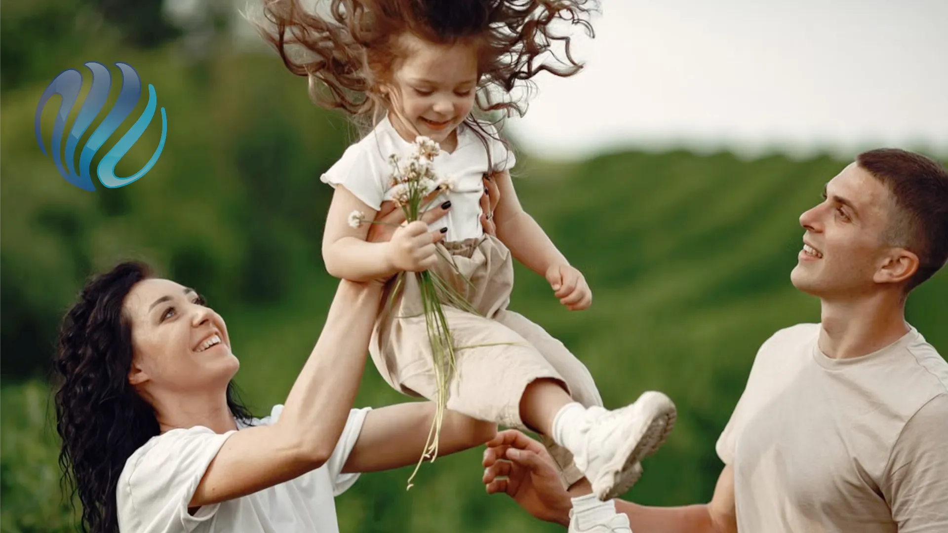 Familia celebrando al aire libre