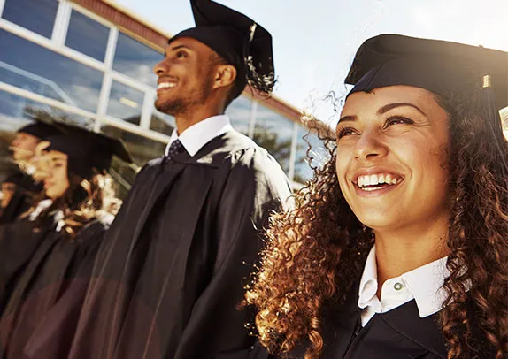 Estudiantes graduándose sonriendo